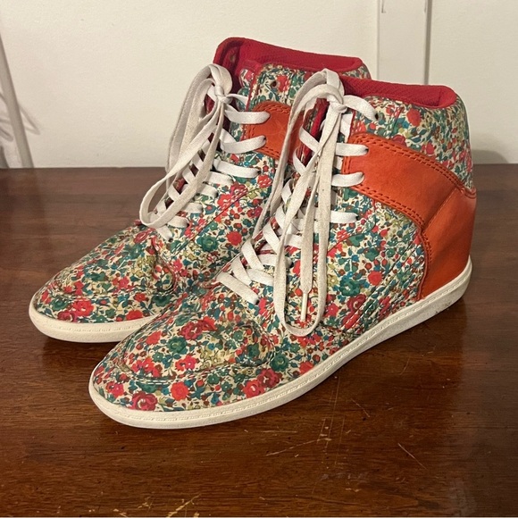 Lord & Taylor Liberty Red and Green Floral High-Top hidden wedge Sneakers size 7 - Picture 1 of 8